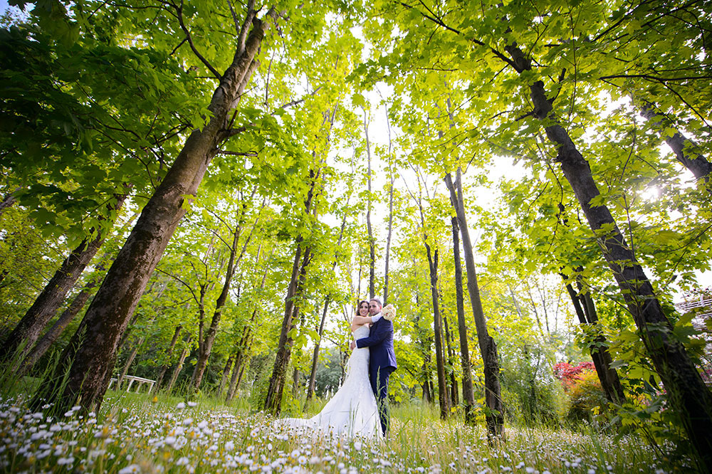 Matrimonio romantico immerso nel verde